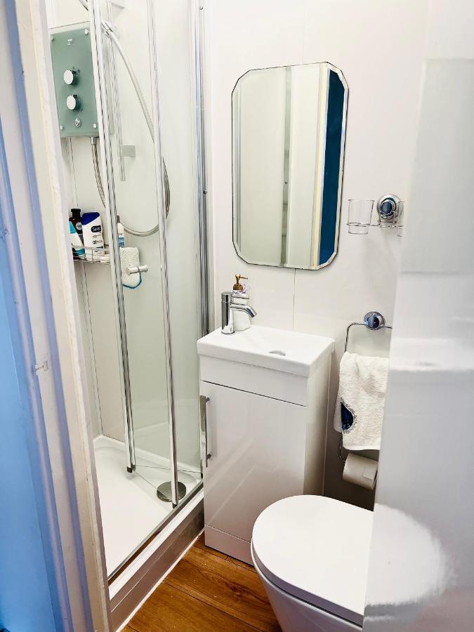 Modern Cosy Room With Private Bathroom Harrow Εξωτερικό φωτογραφία
